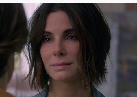 Sandra Bullock’s hair in The Bird Box. Sandra Bullock Kids, Box Haircut, Sandra Bullock Hair, Bird Box, Her Cut, Shag Haircut, Celebrity Babies, Sandra Bullock, Tv Guide