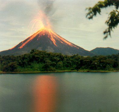 Volcan Arenal, Costa Rica..... it wasn't spewing lava but still absolutely stunning!! Costa Rica Volcano, Volcano Photos, Arenal Costa Rica, Arenal Volcano, Costa Rica Vacation, Costa Rica Travel, Wild Life, Central America, Volcano