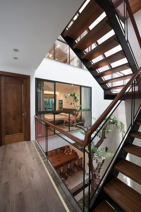 Small Airwell Design, Vietnam Architecture, Apartment Furniture Layout, Glass Railings, Trendy Apartment, Stairs Architecture, Split Level House, Narrow House, Casas Coloniales