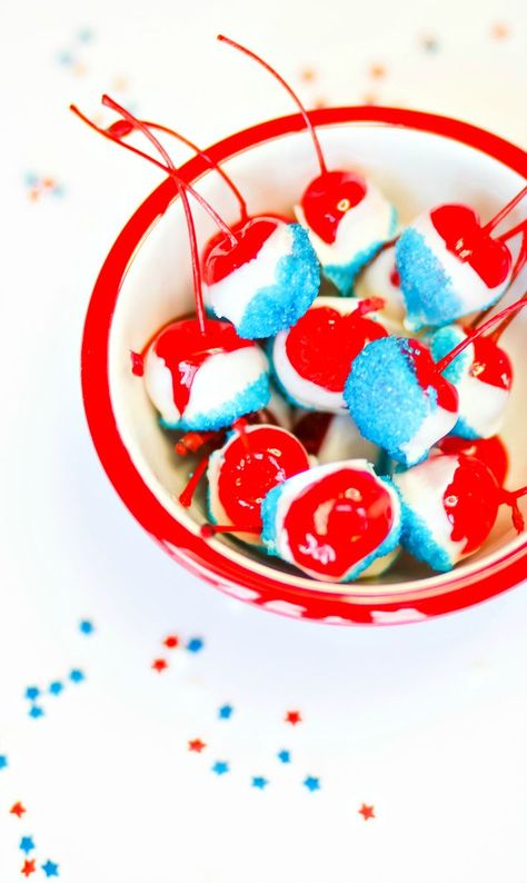 Red, white, and blue vodka infused cherries for the 4th of July! Such a fun and patriotic boozy snack! | Ch-Ch-Ch-Ch-Ch-Cherry Bomb: 4th of July-Inspired Vodka Infused Cherries by Stephanie Ziajka from Diary of a Debutante Boozy Cherries, Vodka Infused, 4th Of July Cocktails, Blue Sprinkles, Cherry Vodka, 4th Of July Cake, Infused Vodka, Cherry Recipes, Flavored Vodka