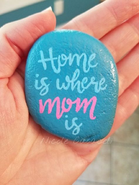 Mothers Day Rocks Painting, Santa Rocks, Easy Rock Painting Ideas, Easy Rock Painting, Garden For Beginners, Mother Painting, February Challenge, Rock Flowers, Rock Painting Ideas