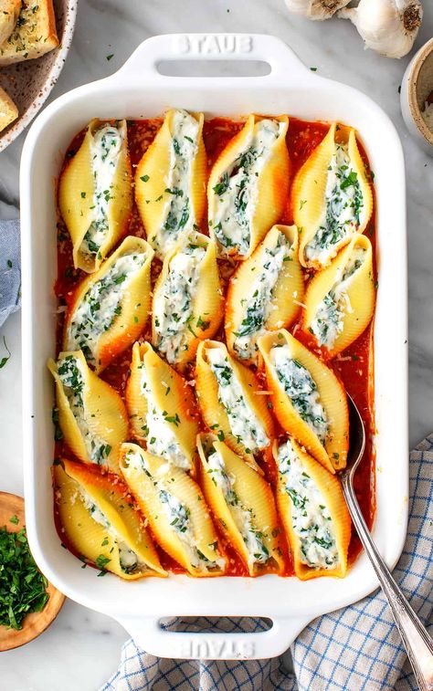 These stuffed shells are filled with a creamy blend of spinach and ricotta cheese. Baked in marinara sauce, they're comfort food at its best. Home Dinner Ideas, New Years Day Dinner, Easy Baked Ziti, Stuffed Shells Ricotta, Jumbo Pasta Shells, Shells Recipe, Favorite Pasta Recipes, Cheese Baked, Stuffed Shells Recipe