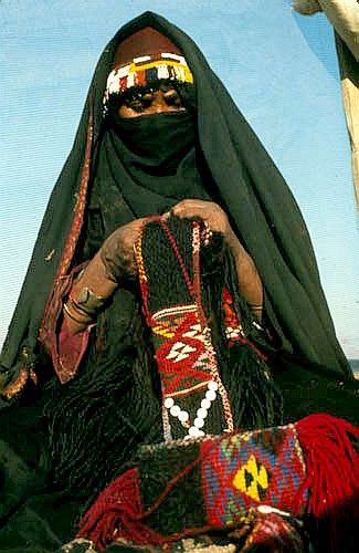 Bedouin Woman, Pakistan Culture, Textile Museum, Arabian Women, Arab Beauty, East Meets West, Quilling Patterns, Love Culture, Paper Art Craft