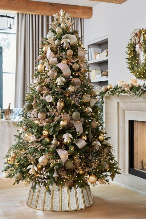 Want to learn how to decorate a Christmas tree like a professional? Decorating experts Dagmar Obert and Brad Schmidt share tips on how to make your tree look spectacular on the blog. Wallpaper Natal, Christmas Tree Decorating Themes, Elegant Christmas Trees, Christmas Tree Inspiration, Merry Christmas Decoration, Small Christmas Trees, Gold Christmas Tree, Beautiful Christmas Trees, Christmas Ornament Sets