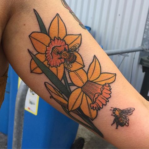 Keeping it bold, bright and botanical for my first tattoo Day One of the @nztattoofestival with Hannah. Come visit booth 61/62 tomorrow to see myself, @inmatattooartist @aureoletattoo and @ratcorpse in action or awaiting our next walk up!! #newplymouth #nztattoofestival #daffodils #beetattoo #nz #nztattoo #flowertattoo #floral Bee And Flower Tattoo, Daffodil Tattoo, Tattoo Prices, Flower Sleeve, Birth Flower Tattoos, Botanical Tattoo, Traditional Tattoo Art, Bee Tattoo, Tattoo Cover-up