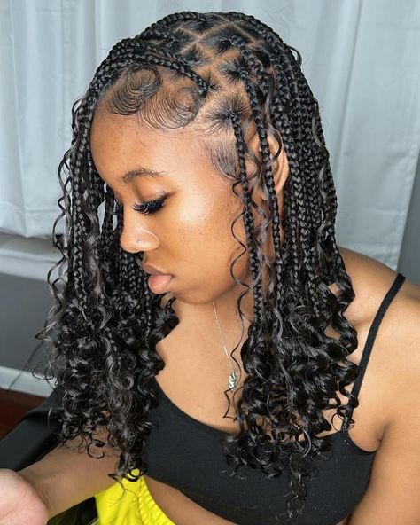 Shoulder-Length Box Braids with Curls Curled Hair With Braid, Short Box Braids Hairstyles, Short Box Braids, Jumbo Box Braids, Goddess Braids Hairstyles, Box Braids Hairstyles For Black Women, Braids Hairstyles Pictures, Cute Box Braids Hairstyles, Protective Hairstyles Braids