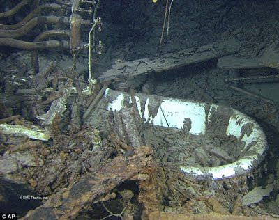 Titanic captain Edward Smith's bathtub intact on the bottom of the ocean Titanic Real, Titanic 2, Titanic Underwater, Bathtub Pictures, Real Titanic, Titanic Photos, Titanic Wreck, Titanic Artifacts, Titanic Facts