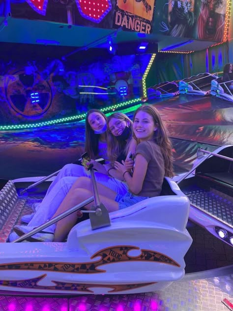 Fair Aesthetic, Hopi Hari, Fair Pictures, Foto Best Friend, Fair Rides, Photos Bff, Bff Poses, Europa Park, Disney 2024