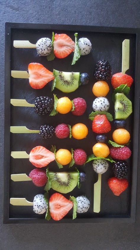 Fruit Brochette, Plateau Dessert, Plateau Fruit, Fruit Kebabs, Kreative Snacks, Healthy Lunch Snacks, Fruit Skewers, Amazing Food Decoration, Dessert Aux Fruits