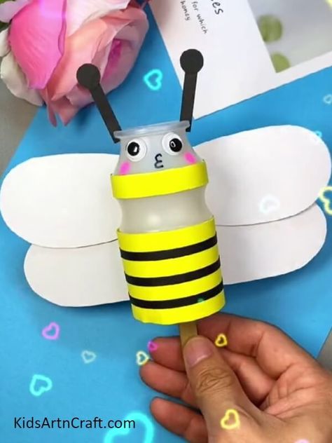 Learn To Make Plastic Bottle Bee Craft Step-by-step Tutorial For Kids Check more at https://www.kidsartncraft.com/bottle-bee-craft-tutorial/ Bee Craft, Diy School, Bee Crafts, Craft Tutorial, School Project, Recycled Crafts, Plastic Bottle, Animal Crafts, School Projects