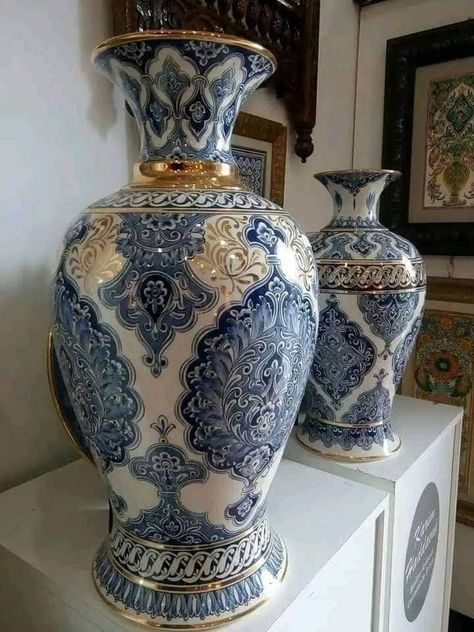 Modern Glam Decor, Kintsugi Art, Pottery Painting Designs, Vase Crafts, Glam Decor, Blue Pottery, Porcelain Art, Home Decor Vases, Beautiful Vase