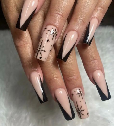 Winter Christmas Nails Black, Xmas Black Nails, Simple Black Christmas Nails, Christmas Nails 2023 Black, Nails Black Christmas, Black Winter Nails Acrylic, Black Christmas Acrylic Nails, Christmas Nails Acrylic Black, Black And White Holiday Nails