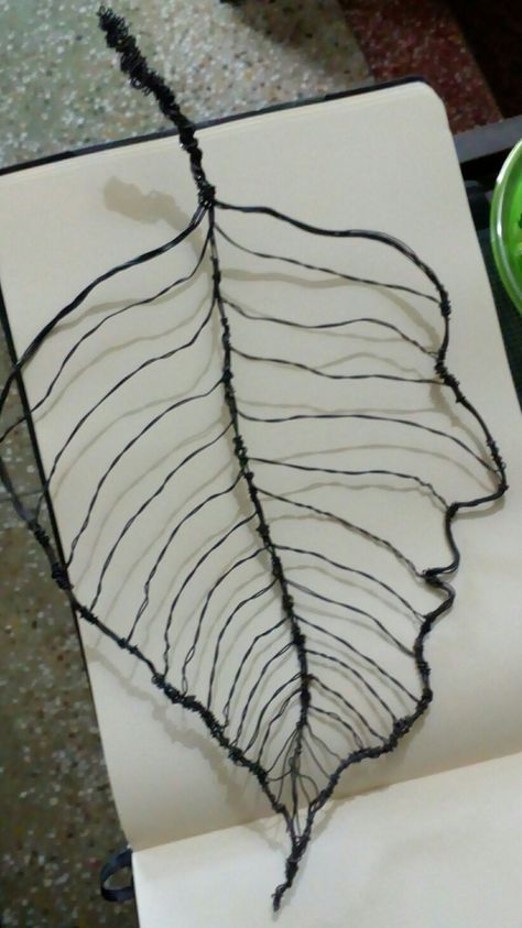 Metal Wire Sculpture Ideas, Wire Leaf Sculpture, Wire Art Sculpture Easy, 3d Wire Sculpture, Chicken Wire Sculpture Diy, Metal Wire Sculpture, Wire Leaf, Chicken Wire Sculpture, Chicken Wire Art