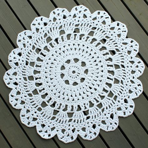 Pitsin viemää: Virkattu pyöreä matto Crochet Placemats, Crochet Circles, Crochet For Home, Doily Patterns, Crochet Rug, Unique Crochet, Crochet Doilies, Gift Collections, Diy Wall