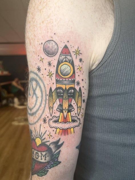 Rocket Tattoo Design, Spaceman Tattoo, Rocket Tattoo, Traditional Tattoo Flash Art, Tattoo Choker, Retro Rocket, Traditional Style Tattoo, Tattoo Care, Creative Fashion Photography