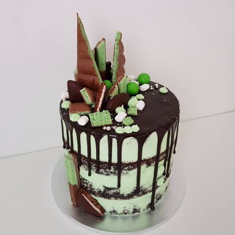 💚 CHOC MINT 💚 . . . #chocmint #dripcake #chocolatecake #mint #cake By Baking Ninja Mint Cake Ideas, Mint Cake Decoration, Mint Chocolate Cake Birthday, Choc Mint Cake, Mint Birthday Party, Mint Birthday Cake, Chocolate Mint Cake, Chocolate Cake Ideas, Cream Chocolate Cake