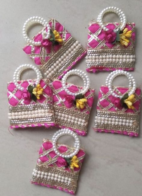 Thali Cover, Fabric Bag Design, Embroidery Hoop Art Tutorial, Sewing Kit Box, Baby Shower Jewelry, Wedding Packing, Indian Wedding Gifts, Fancy Envelopes, Birthday Room Decorations