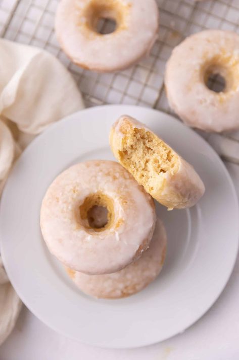 Vegan Donuts Recipe, Vegan Donuts Baked, Vegan Donut Recipe, Donuts At Home, Vegan Breakfast Casserole, Vegan Doughnuts, Baked Donut Recipes, Pumpkin Pie Smoothie, Vegan Baking Recipes