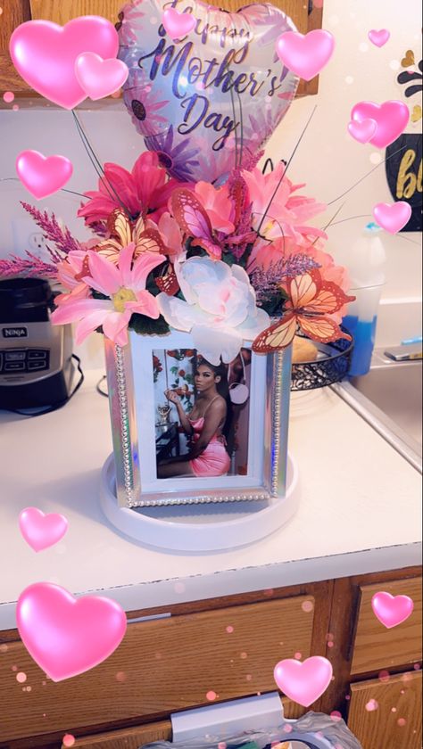 Picture Bouquet Gift, Picture Frame Centerpiece Ideas, Flowers And Picture Frame Centerpiece, Picture Frame Vase Diy, Picture Frame Centerpiece, Mother’s Day Flower Vase Ideas, Last Minute Mothers Day Gifts, Mother’s Day Craft Dollar Tree, Diy Photo Gifts