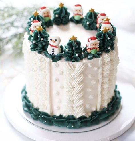 Cake For Christmas Decorated, Christmas Decor Cake Ideas, Wreath Cake Decoration, Christmas Cake Designs Simple, Christmas Cake Decorations Buttercream, Cute Christmas Cakes, Pumpkin Decorated Cake, Christmas Theme Cake Buttercream, Christmas Desserts Cakes