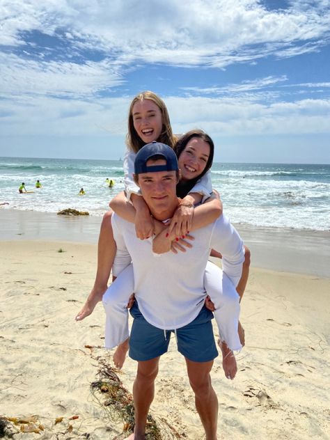 Beach Pictures Siblings, Older Sibling Beach Pictures, Sibling Beach Photoshoot, Sibling Photoshoot Ideas Older, Sibling Beach Pictures, Sister Vacation, Sibling Photoshoot, Sibling Photo Shoots, Brother And Sis