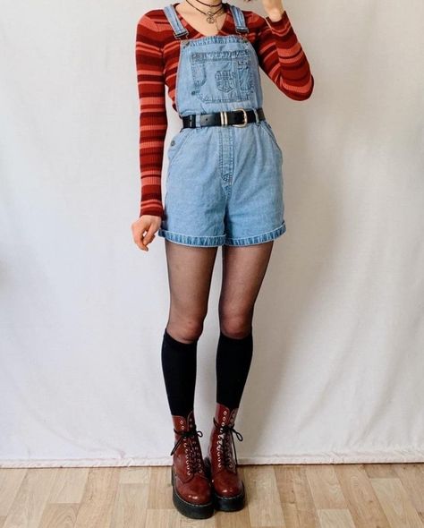 Short Overalls Outfit Winter, Overalls With Tights, Outfits With Overalls Shorts, Shorts Over Tights Outfit, Short Overalls Outfit Aesthetic, Short Overalls Outfit Fall, Overalls Shorts Outfit, Overalls Outfit Fall, Short Overalls Outfit