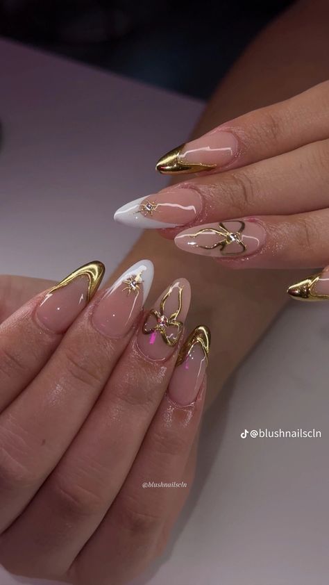 Hoco Nails Almond Shape, White And Gold Nails Round, Gold And White Nails Christmas, Nail Designs Gold And White, Nail Ideas Gold And White, New Year Nails Gold, 21st Birthday Nails Ideas, White And Gold Holiday Nails, White N Gold Nails