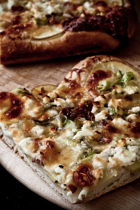 Leek Pizza, Potato Pizza, Tempeh Bacon, Low Fat Snacks, Potato Leek, Seasonal Produce, Food Pics, Pizza Delivery, Tasty Food