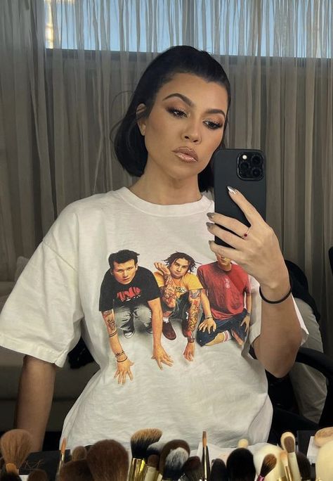 Kourtney Kardashian Short Hair 2023, Kourtney Kardashian Hair Short, Kourtney Kardashian Short Hair, Kourtney Outfits, Kourtney Kardashian Aesthetic, Kourtney Kardashian Nails, Kardashians Aesthetic, Kourtney Kardashian Weight, Kourtney Kardashian Hair