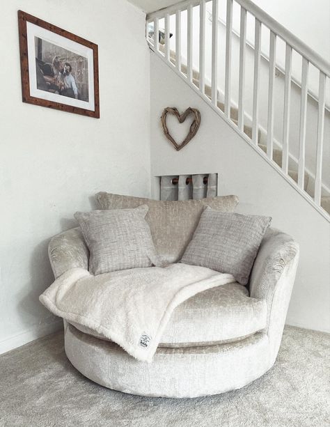 Comfy Armchair Cozy Corner, Cozy Lounge Chair, Corner Sitting Area, Sitting Corner In Bedroom, Chill Corner In Bedroom, Small Sitting Room Ideas Cozy Corner Seating Areas, Cozy Reading Chair, Redecorate Bedroom, Apartment Decor Inspiration