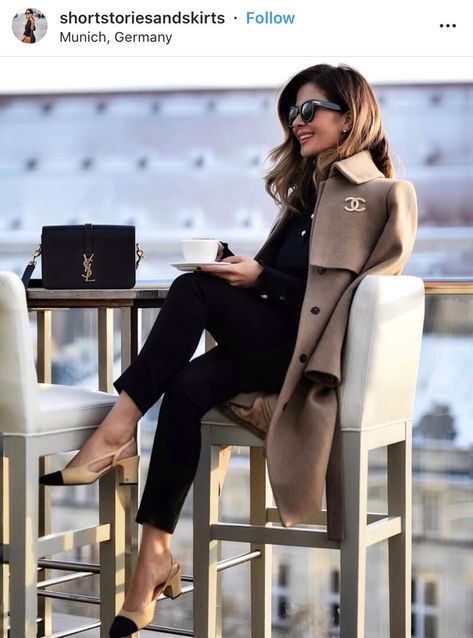 How to look rich AF on a budget | Chanel | Chanel accessories | Chanel brooch | Chanel belt | Chanel bag | luxury outfits | luxury style #chanel #luxuryoutfits #accessories #gift Chanel Street Style, Mantel Outfit, Mode Chanel, Paris Chic, Chique Outfits, How To Look Rich, Ținută Casual, Winter Trends, Modieuze Outfits