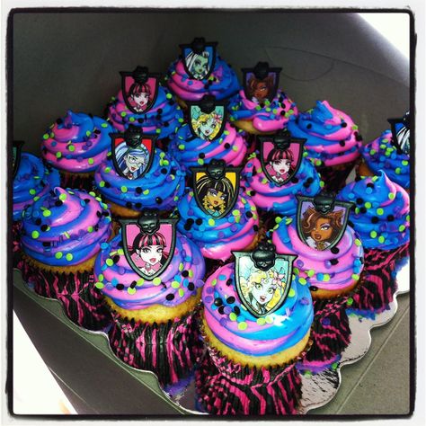 Really easy Monster High Cupcakes, cupcake toppers bought from Walmart bakery 12 for a $1 and then just any box cake you want. The icing is both Pillsbury funfetti one hot pink and one aqua blue. Just put both icings in one pastry bag 1/2 blue 1/2 pink and when you start to pipe it will swirl together. Then sprinkle the top with the sprinkles and add toppers! So easy and look much nicer then store bought ones Monster High Birthday Party Ideas, Monster High Party Ideas, Monster High Bday Party, Monster High Party Favors, Monster High Cake Birthdays, Monster High Cake Pops, Monster High Birthday Party Favors, Monster High Cupcakes, Monster High Cupcake Cake