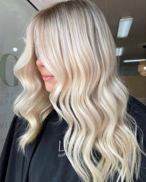 Blonde Highlights Shadow Root, Blonde Ashy Hair, Icy Blonde Hair With Shadow Root, Blonde Hair With Root Smudge, Blonde Shadow Root, Cream Blonde Hair, Shadow Root Blonde, Ashy Hair, Root Smudge