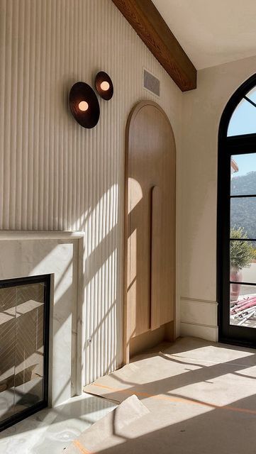 Lindye Galloway on Instagram: "Our most popular reel of 2023 and honestly there is no surprise why. We love to use plaster techniques to create beautiful and unexpected moments in rooms. We still get asked all the time how this look is achieved - our answer is always raked plaster! This feature wall and primary bathroom hallway at our #lgearthyeclectic and also the fireplace at #casagalloway are all created from raked plaster. So how do you get this look? I would always suggest hiring professionals. They have special plaster mixes that will hold their shape and last a long time." Raked Plaster, Plaster Techniques, Lindye Galloway, Spanish Modern, Coastal Bathroom, Primary Bathroom, Bathroom Hallway, Coastal Bathrooms, Trim Work