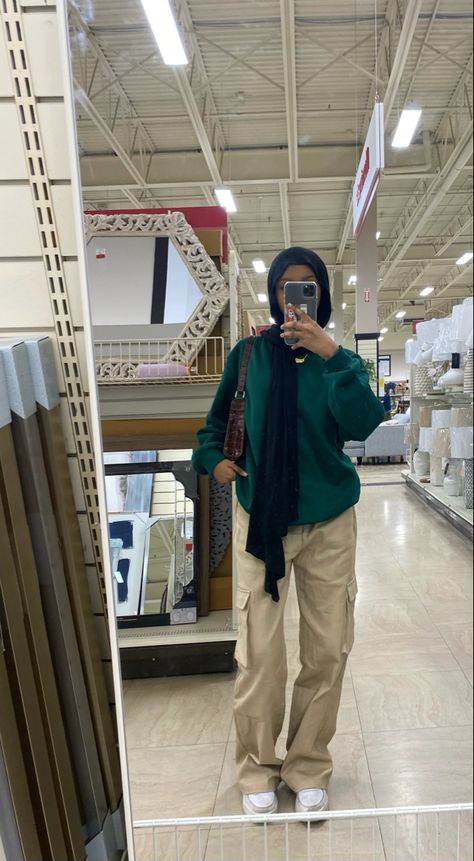 Hijabi Outfits School, Girls Cargo Pants, Islamic Modest Fashion, Cargo Outfit, Spring Outfits For School, Hijabi Outfit, University Outfit, Skater Girl Outfits, Hijab Style Casual