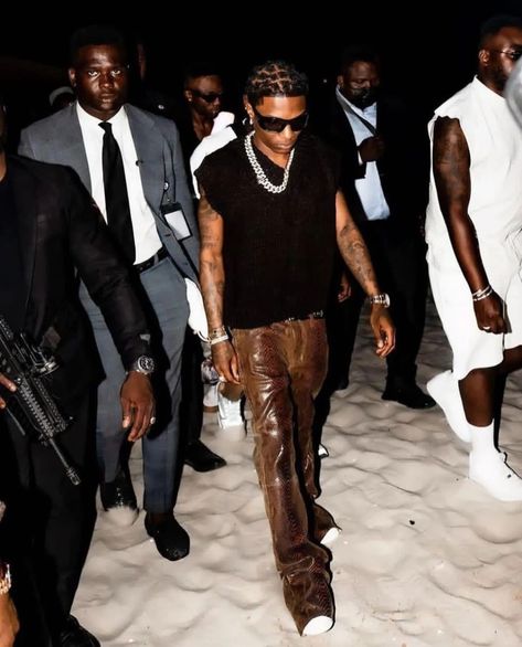 Legend Wizkid Fashion Style, Wizkid Style, Wizkid Outfits, Kanye Fashion, Black Queens, Fitting Room, Dope Outfits For Guys, Gq Men, Street Fashion Men Streetwear