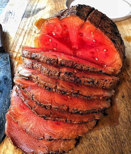 Watermelon Ham, Watermelon Steak Recipe, Smoked Watermelon, Watermelon Steak, Vegan Burger Recipe, Grilled Watermelon, Viral Food, Pastry Cook, Vegan Meat