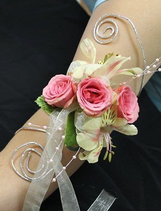 Arm Corsage, How To Make Corsages, Bride Corsage, Diy Wrist Corsage, Prom Corsages, Prom Corsage And Boutonniere, Christmas Information, Prom Corsage, Corsage And Boutonniere