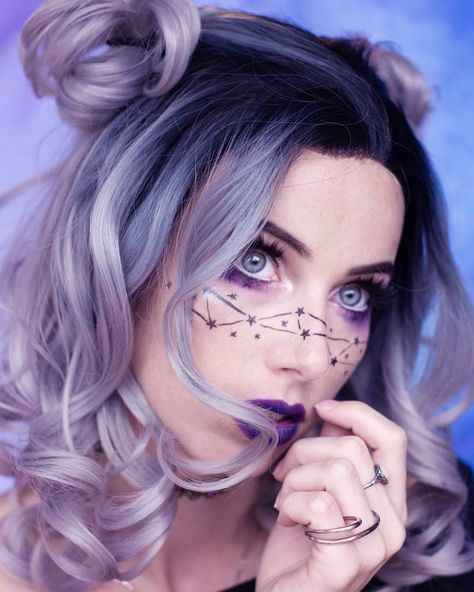 Constellation Freckles, Maquillaje Aesthetic, Space Bun, Oc Design, Space Buns, Clothing Aesthetic, Gender Envy, Witch Costume, Gorgeous Makeup