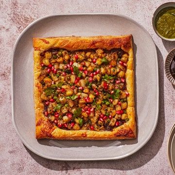 Samosa Tart, Tamarind Date Chutney, Savory Pies, Tart Baking, Frozen Puff Pastry, Roasted Peanuts, Samosa, Frozen Peas, Sweet Onion