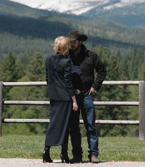 Beth Dutton Office Outfits, Beth Yellowstone Outfits, Yellowstone Rip And Beth, Beth Dutton Yellowstone Outfits, Beth Dutton Fashion, Beth Dutton Rip Wheeler, Beth Dutton Outfits, Cole Houser, Beth Yellowstone