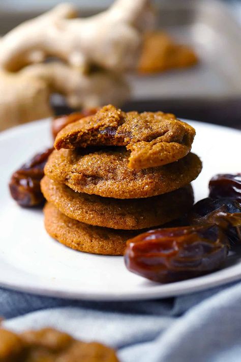 These cookies are made with fresh ginger for a spicy, sweet, chewy treat that's perfect for after dinner. Made healthier with whole wheat flour and half the sugar of your average cookie! Date Cookies Recipes, Chili Cookies, Dates Cookies, Chopped Dates, Cookie Bowls, Date Cookies, Turbinado Sugar, Desserts Vegan, Roll Cookies