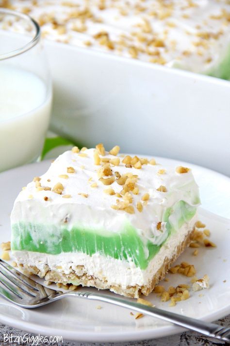 Pistachio Pie Bars - Creamy, four-layer bars with a pie-like crust topped with cheesecake and pistachio deliciousness! Slush Cake Recipe, Pistachio Lush, Pistachio Recipes Desserts, Pistachio Pie, Pistachio Dessert Pudding, Lush Desserts, Lush Recipes, Easy Summer Dessert Recipes, Lemon Lush