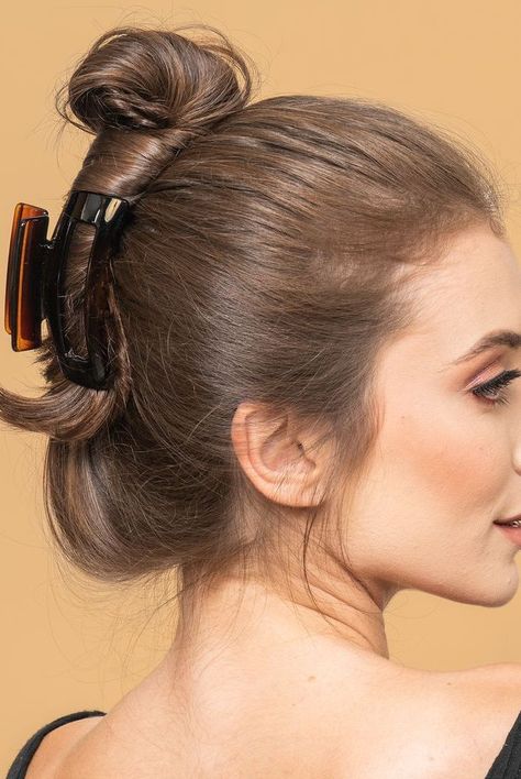 Claw hair clips are back—we asked hairstylists how to use a claw clip with these 7 modern claw clip hairstyles. #beautytips #hairstyle #realsimple #hairclips #clawclip #hairtrends Face Framing Hair, Claw Clip Hairstyles, Natural Updo, Balmain Hair, Couture Hairstyles, Best Hair Care Products, Clip Hairstyles, Claw Hair Clips, Celebrity Hair Stylist