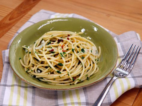 Spaghetti Aglio e Olio recipe from Geoffrey Zakarian via Food Network Aglio E Olio Recipe, Spaghetti Aglio E Olio, Geoffrey Zakarian, Resep Pasta, Spaghetti Aglio, Aglio E Olio, Best Pasta Recipes, Makanan Diet, Spaghetti Recipes