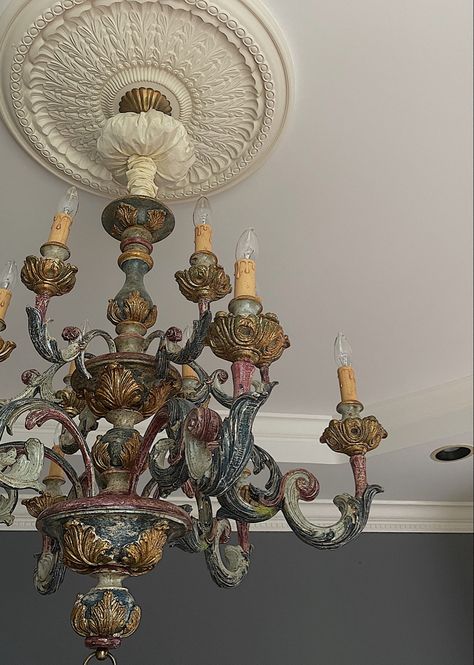 Chandelier Vintage Victorian, Victorian Chandelier Vintage, Chandelier Aesthetic, Victorian Chandelier, Victorian Interior Design, Chandelier Dining Room, Chandelier Vintage, Victorian Interior, Victorian Goth