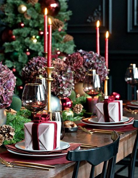 Over The Top Christmas Decor, Acotar Christmas, Vintage Christmas Table, Deco Table Noel, Christmas Dinner Party, Christmas Dinner Table, Christmas Interiors, Holiday Feast, Christmas Inspo