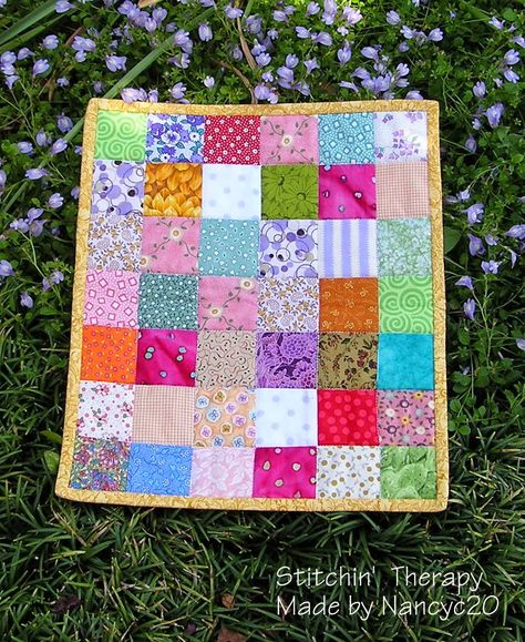 Stitchin' Therapy: Cute doll quilts Doll Quilts Easy, Dolls Blankets, American Girl Doll Quilt, Antique Doll Quilts, Doll Bedding Pattern, Quilt For Doll Bed, Doll Quilt, American Doll, Cute Dolls