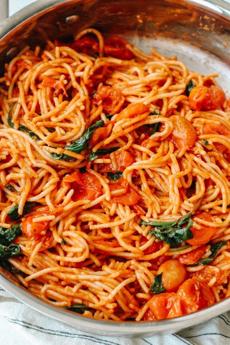 Spaghetti Recipes With Spinach, Roasted Tomato Spaghetti, Tomato Spaghetti Recipe, Garlic And Tomato Pasta, Healthy Pasta Recipes Tomato, Vegetarian Spaghetti Recipes, Spaghetti With Spinach And Tomatoes, Pasta With Roasted Tomatoes And Garlic, Vegan Tomato Pasta