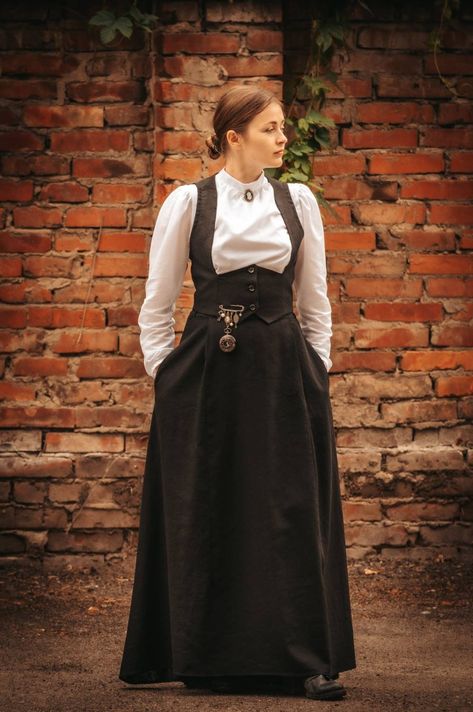 Sara Howard linen edwardian victorian Set: blouse, skirt, vest. Victorian Skirt Outfit, Casual Victorian Outfits, 1800s Fashion Poor, Victorian Outfits Women, Modern Edwardian Fashion, Modern Victorian Fashion, Victorian Vest, Victorian Outfit, Victorian Outfits